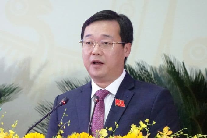 Chân dung ông Lê Quốc Phong, người được bổ nhiệm Phó Bí thư Thường trực Thành ủy TP.HCM, phát biểu tại một sự kiện.