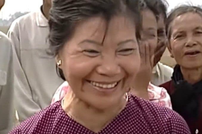 Chân dung nghệ sĩ Ngọc Tuyết với nụ cười rạng rỡ, biểu tượng của "người đàn bà có gương mặt cười".