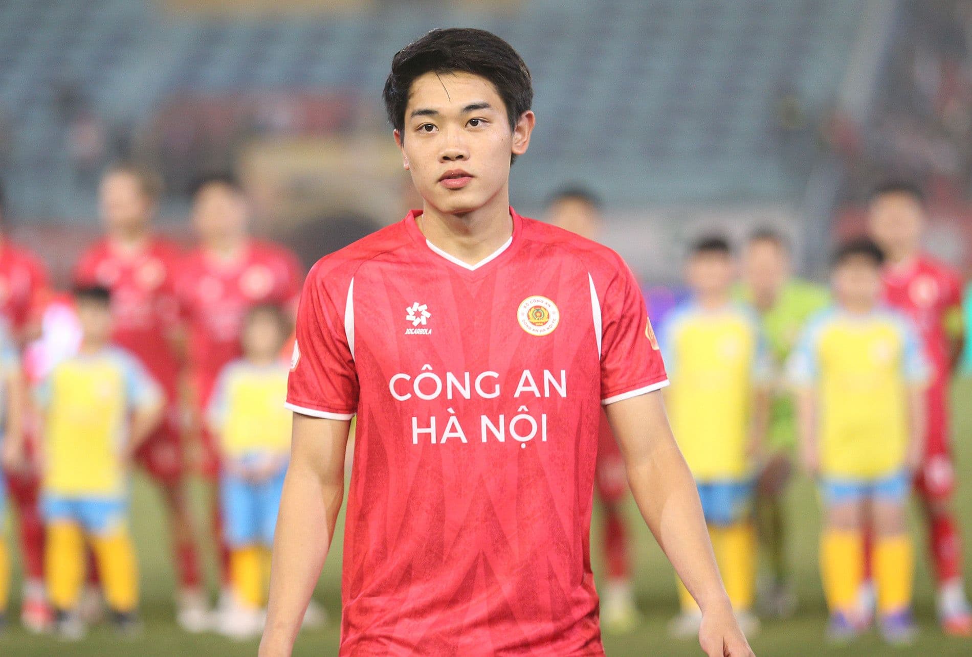 Chân dung Nguyễn Đình Bắc trong màu áo CLB Công an Hà Nội, thể hiện sự tập trung và quyết tâm cho tương lai.