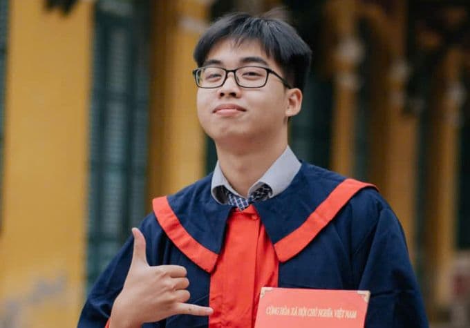 Chân dung Nguyễn Việt Hưng, thủ khoa kỳ thi THPT quốc gia, trong bộ lễ phục tốt nghiệp