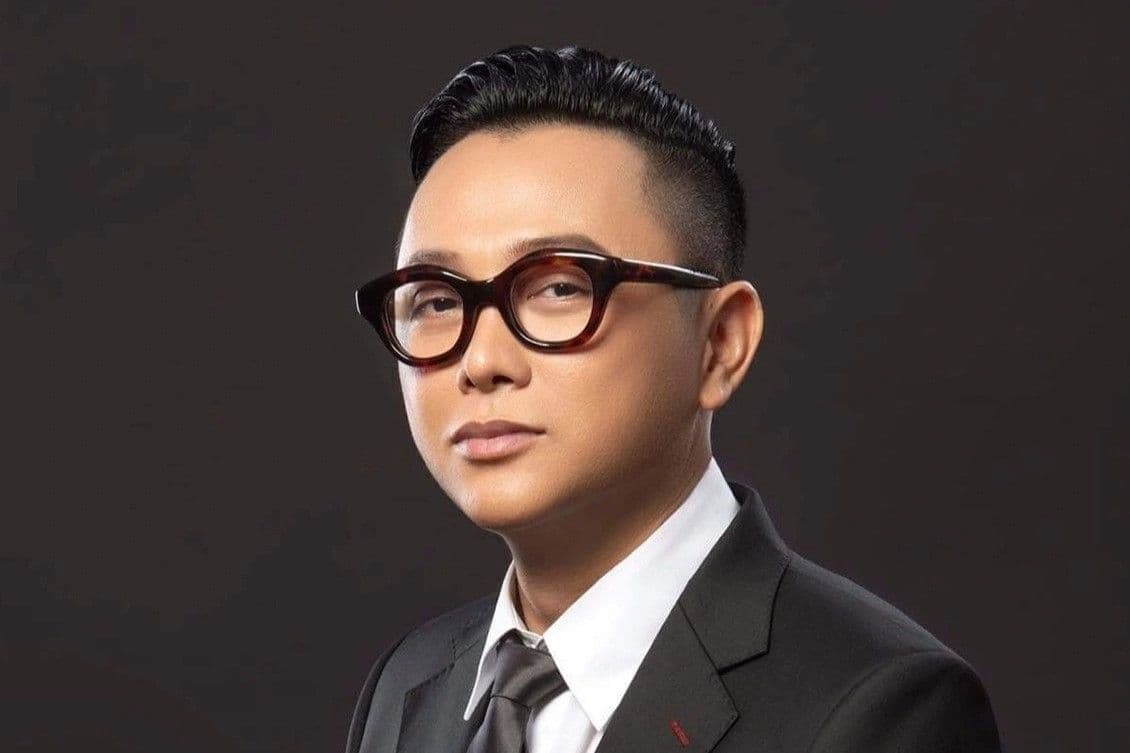 Chân dung nhà thiết kế Nguyễn Công Trí trong trang phục lịch lãm, biểu tượng của thời trang cao cấp Việt Nam.