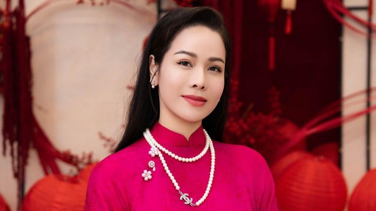 Chân dung Nhật Kim Anh trong trang phục áo dài truyền thống, đại diện cho nghệ sĩ có sức ảnh hưởng.