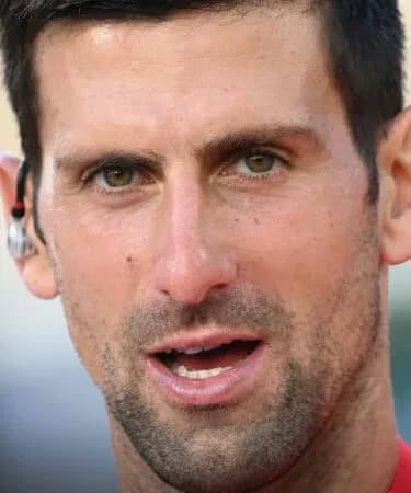 Chân dung Novak Djokovic, gương mặt thể hiện sự tập trung và áp lực tinh thần trong trận đấu.