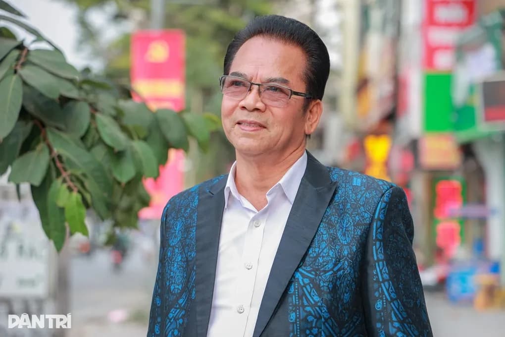 Chân dung NSND Trần Nhượng trong bộ vest lịch lãm, thể hiện phong thái nghệ sĩ