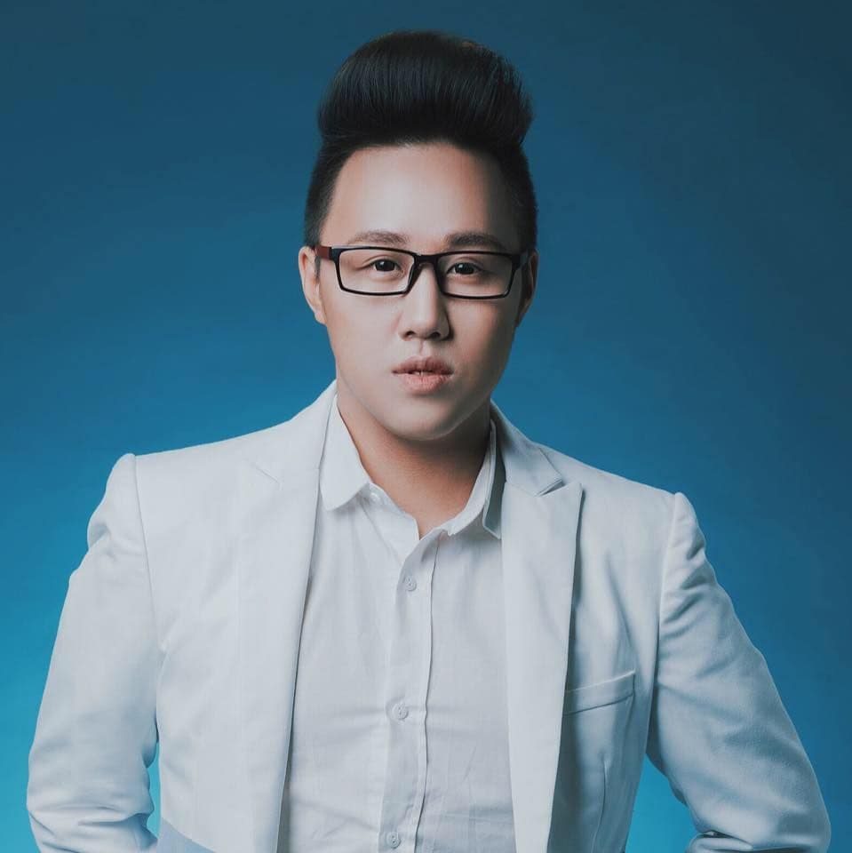 Chân dung Trung Quân Idol với vẻ mặt nghiêm túc, phản ánh áp lực từ dư luận