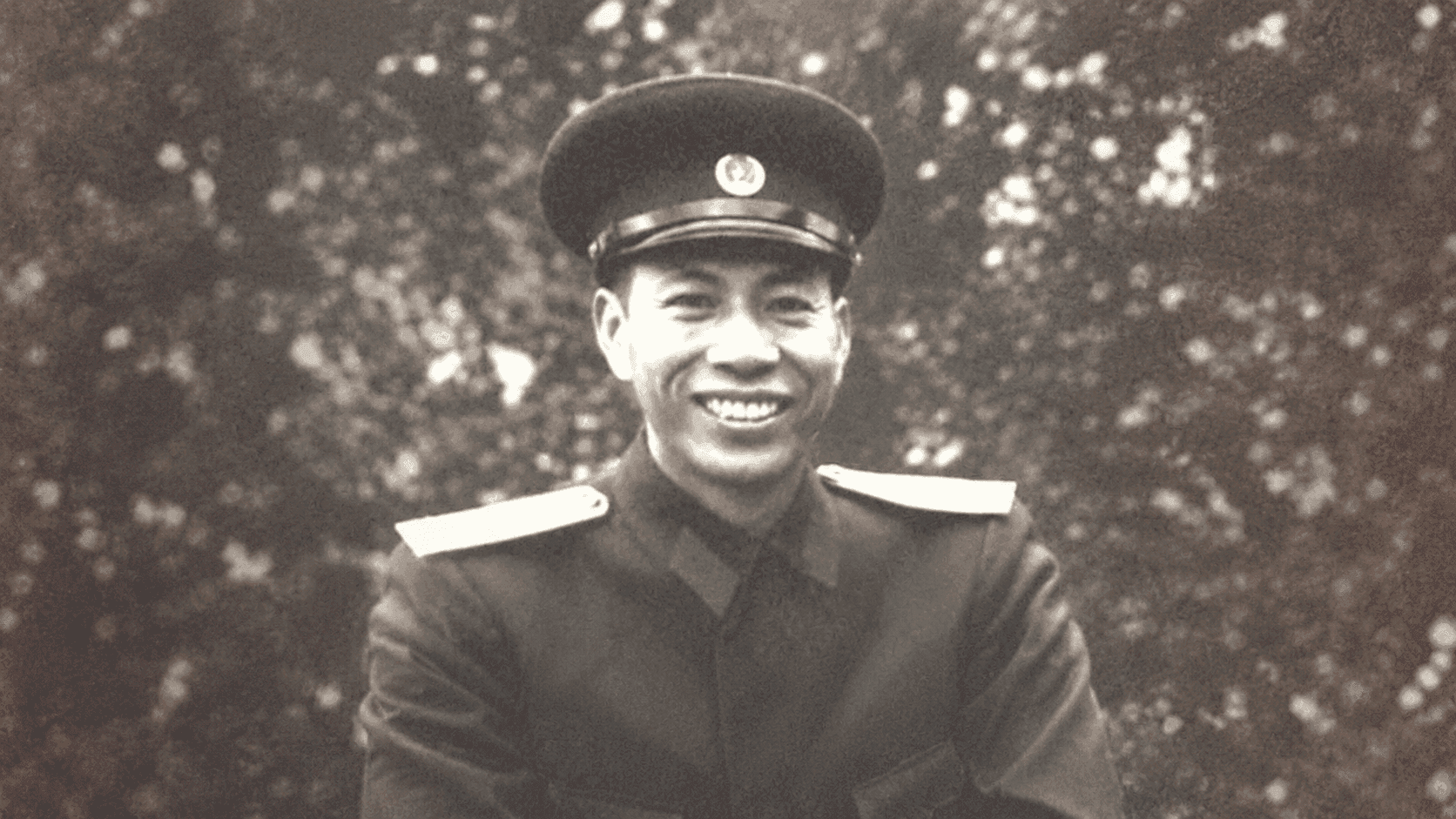 Chân dung Trung tướng Cao Văn Khánh, một Anh hùng Lực lượng vũ trang nhân dân Việt Nam, biểu tượng của lòng dũng cảm và sự hy sinh.