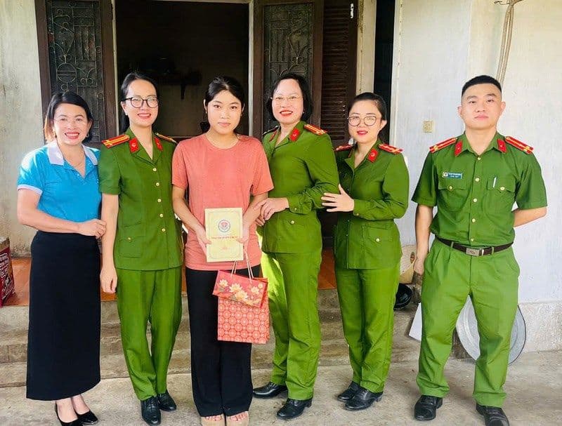 Chương trình 'Mẹ đỡ đầu' trao quà Trung Thu cho thiếu nữ tại Nghệ An