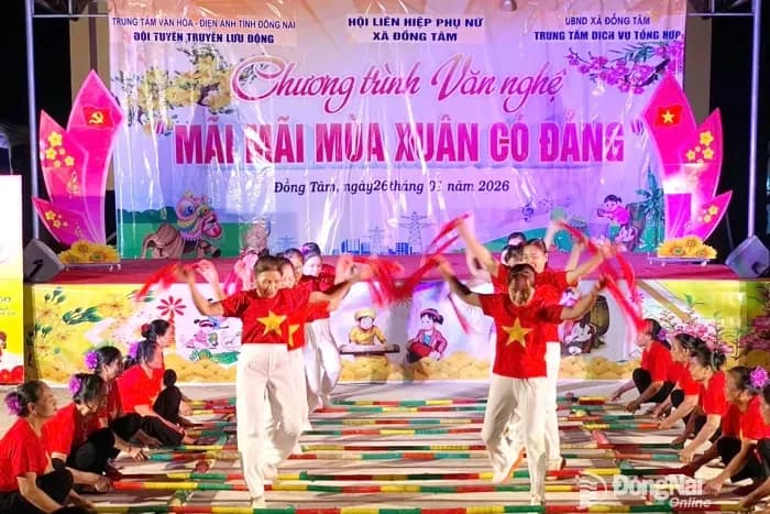 Chương trình văn nghệ mừng xuân với các tiết mục múa hát truyền thống, thể hiện sự kết nối cộng đồng và các thế hệ qua âm nhạc.