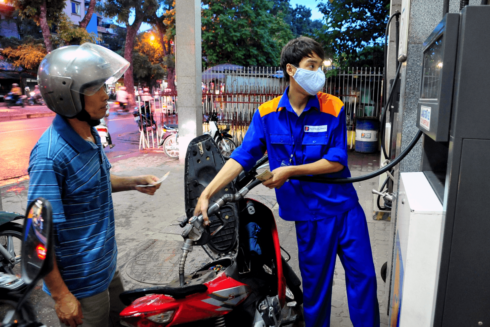 Chính phủ tạm ứng 8.000 tỷ đồng cho Quỹ Bình ổn giá xăng dầu, thể hiện vai trò "phao cứu sinh" của quỹ.