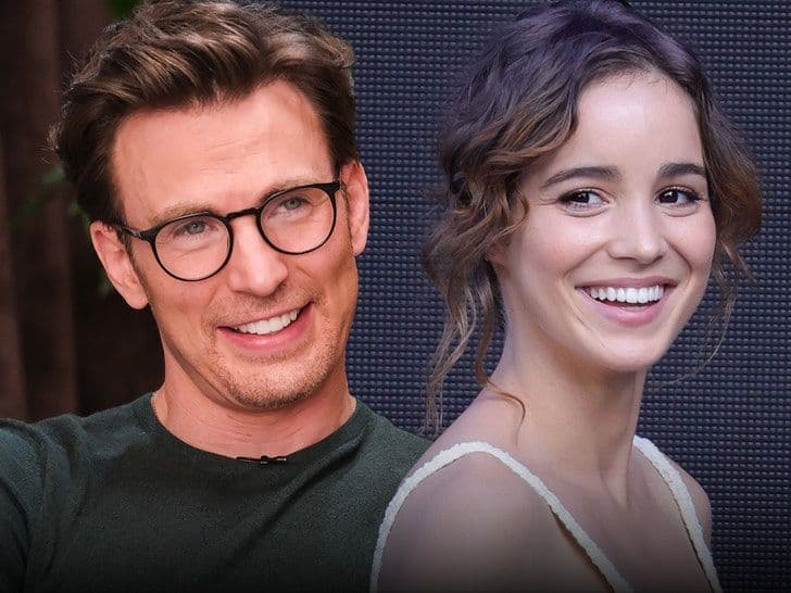 Chris Evans và Alba Baptista mỉm cười, tượng trưng cho hạnh phúc gia đình mới của họ.