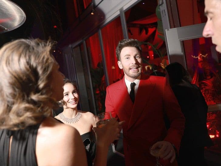 Chris Evans và Alba Baptista tại một sự kiện, thể hiện mối tình kín tiếng của họ.