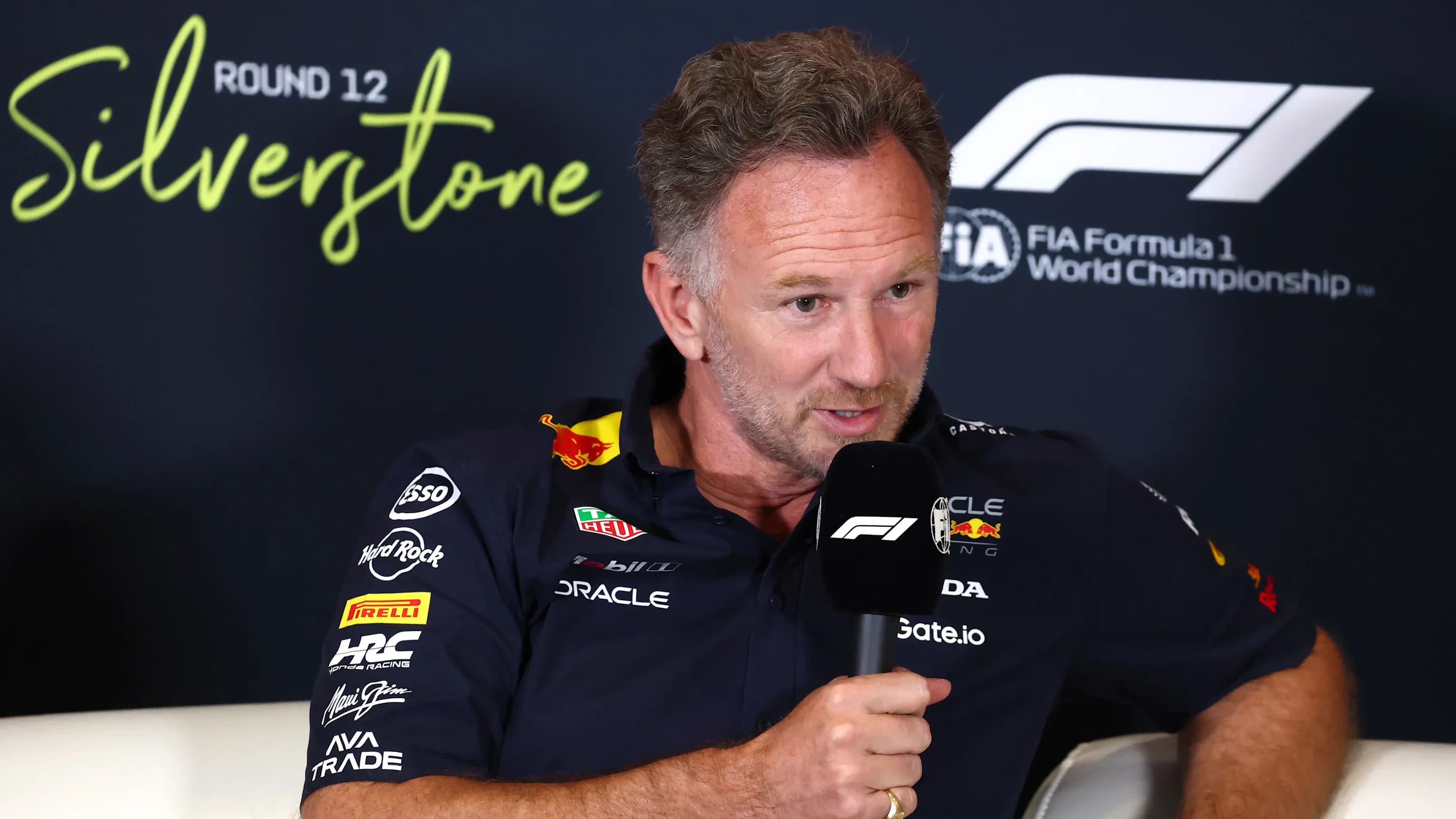 Christian Horner, lãnh đội Red Bull Racing, phát biểu tại một cuộc họp báo, thể hiện vai trò kiến trúc sư của đội