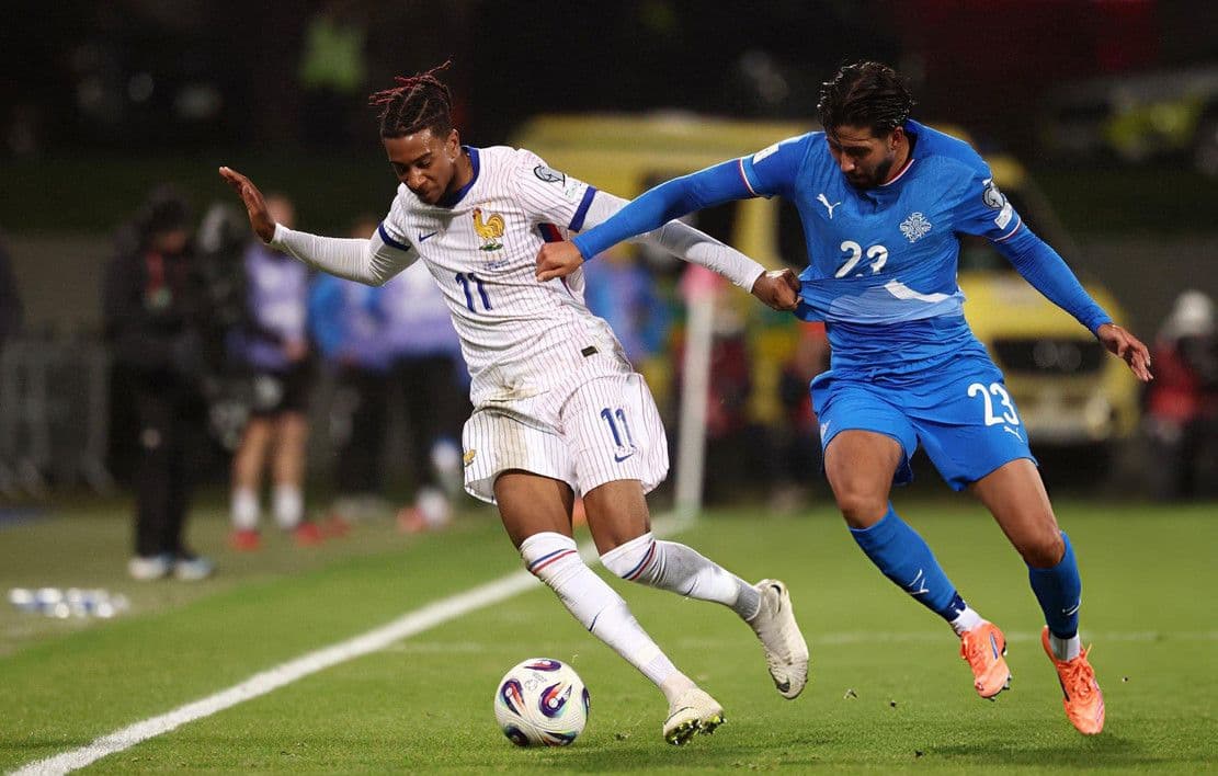 Christopher Nkunku của tuyển Pháp nỗ lực tấn công nhưng gặp khó khăn trước hàng phòng ngự Iceland.
