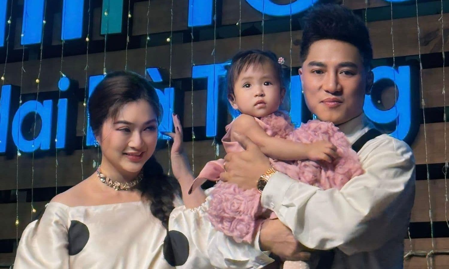 Châu Khải Phong, Thanh Trúc và con gái Thư Kỳ trong tiệc thôi nôi công khai gia đình