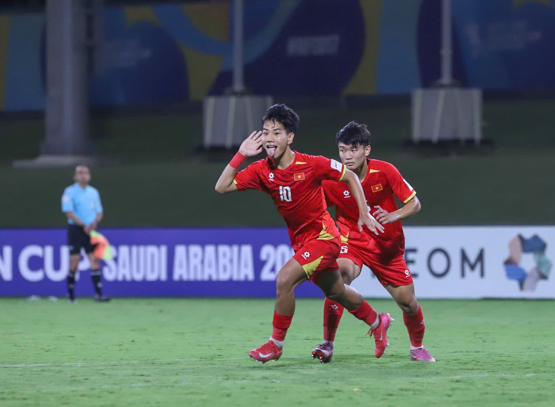 Chu Ngọc Nguyễn Lực ăn mừng bàn thắng trong màu áo đội tuyển U17 Việt Nam, thể hiện sự tự tin và tài năng.