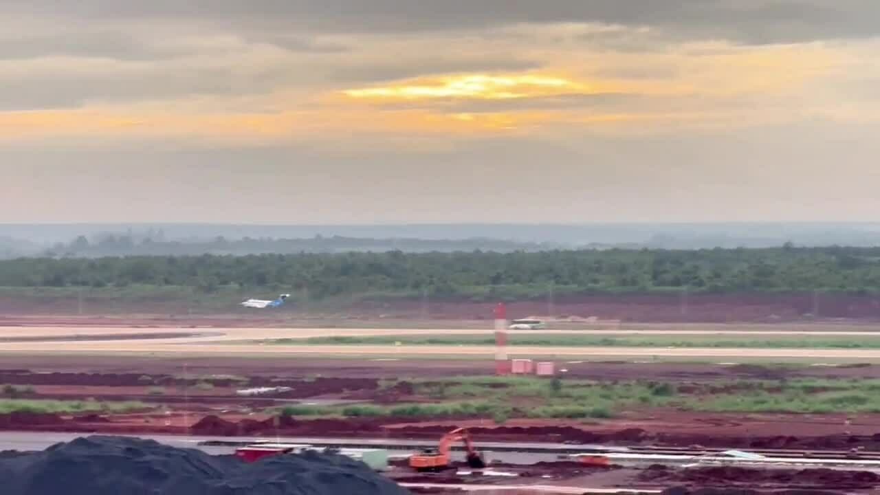 Chuyên cơ Beechcraft B300 cất cánh trên đường băng Sân bay Long Thành vào buổi bình minh, đánh dấu kỷ nguyên mới.