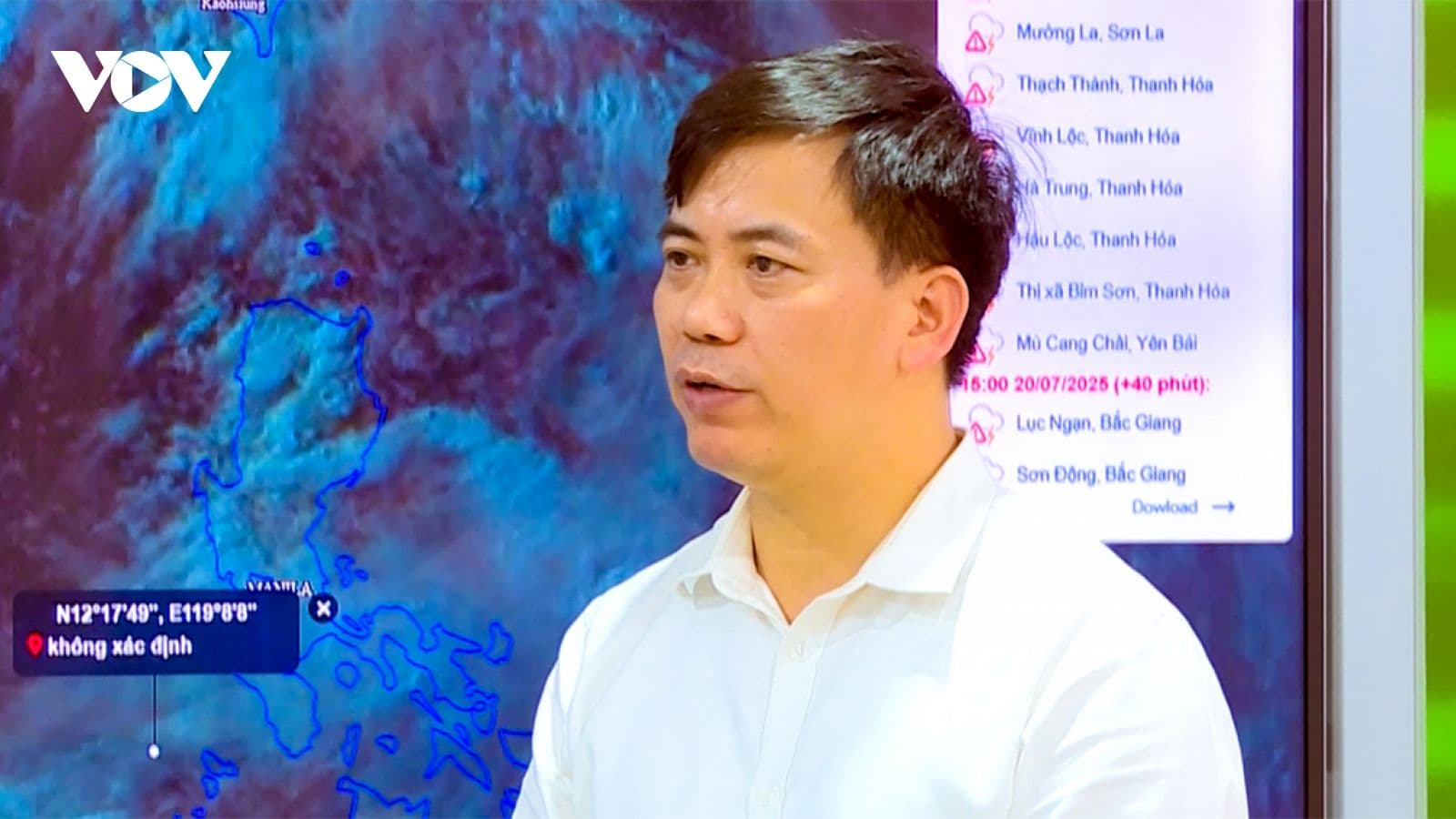 Chuyên gia khí tượng theo dõi và cập nhật diễn biến cường độ khó lường của bão Wipha trên màn hình dự báo.