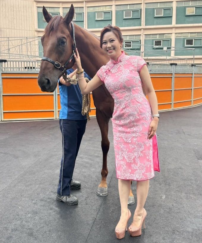 Chuyên gia phong thủy Đường Bích Hà bên cạnh một chú ngựa, minh họa cho vận trình các con giáp dưới ánh lửa Bính Ngọ.