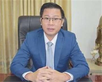 Chuyên gia pháp lý hoặc nhà hoạch định chính sách, tượng trưng cho việc xây dựng và thực thi chính sách.