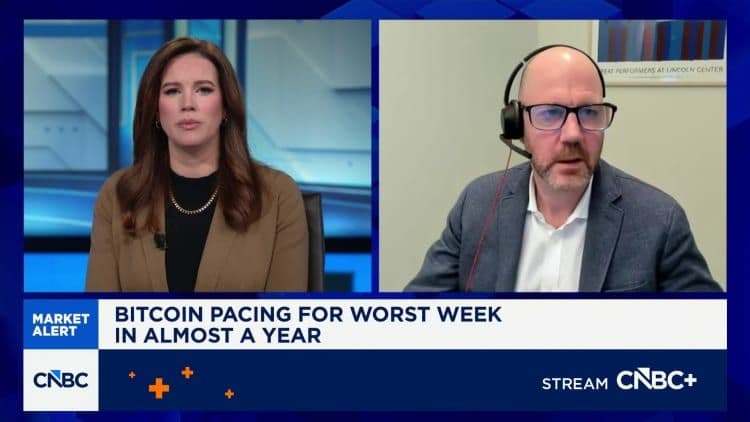 Chuyên gia thảo luận về việc Bitcoin đang trải qua tuần tồi tệ nhất trong gần một năm, phản ánh sự biến động và rủi ro của thị trường tiền mã hóa.
