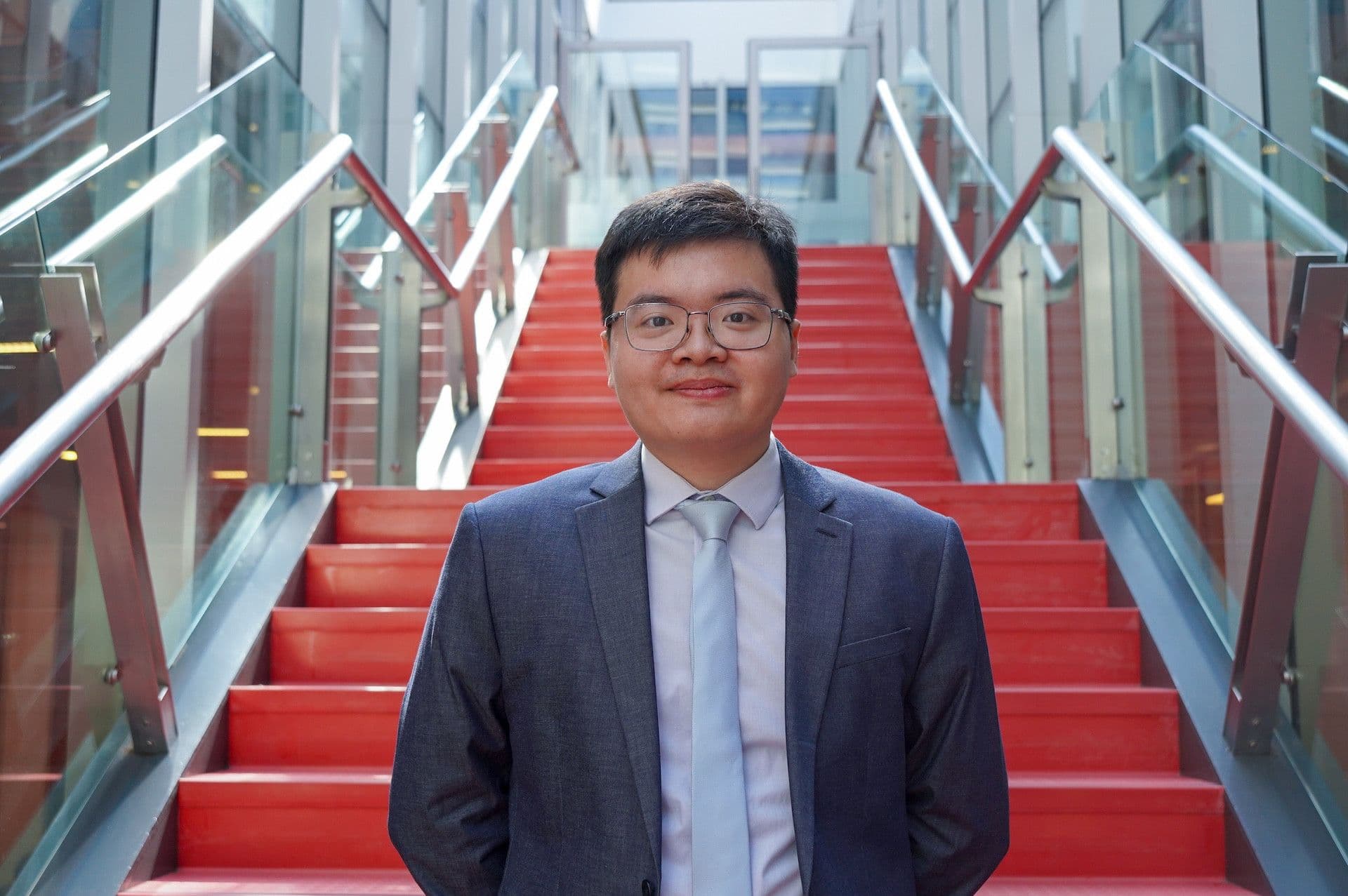 Chuyên gia tài chính, đại diện cho lời khuyên lý trí trước bẫy cảm xúc FOMO của nhà đầu tư bạc.