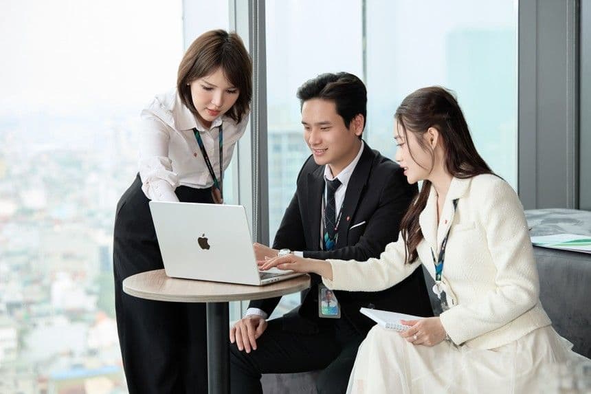 Chuyên gia tài chính phân tích dữ liệu thị trường chứng khoán Việt Nam