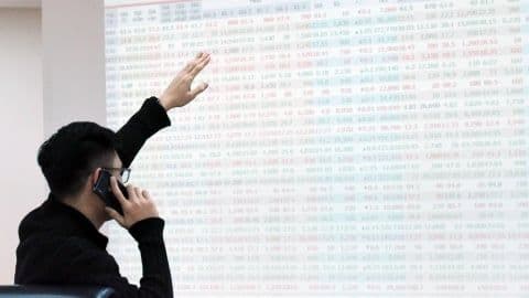 Chuyên gia tài chính theo dõi dữ liệu thị trường, minh họa sức mạnh nội tại và kết quả kinh doanh ấn tượng của TCBS.