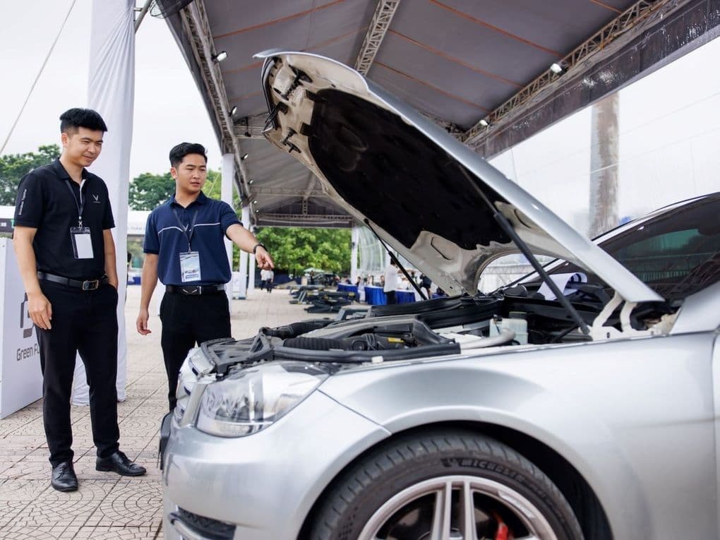 Chuyên gia VinFast tư vấn và định giá xe xăng cũ cho khách hàng tại sự kiện, hỗ trợ chuyển đổi sang xe điện.