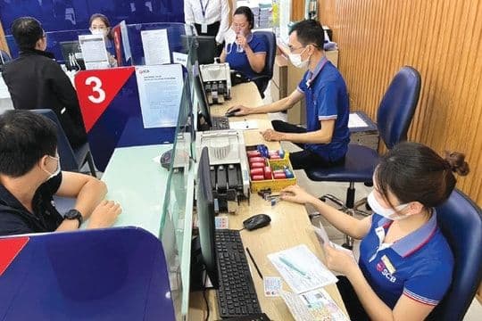 Chuyển đổi số trong ngành ngân hàng, từ giao dịch vật lý sang nền tảng trực tuyến.