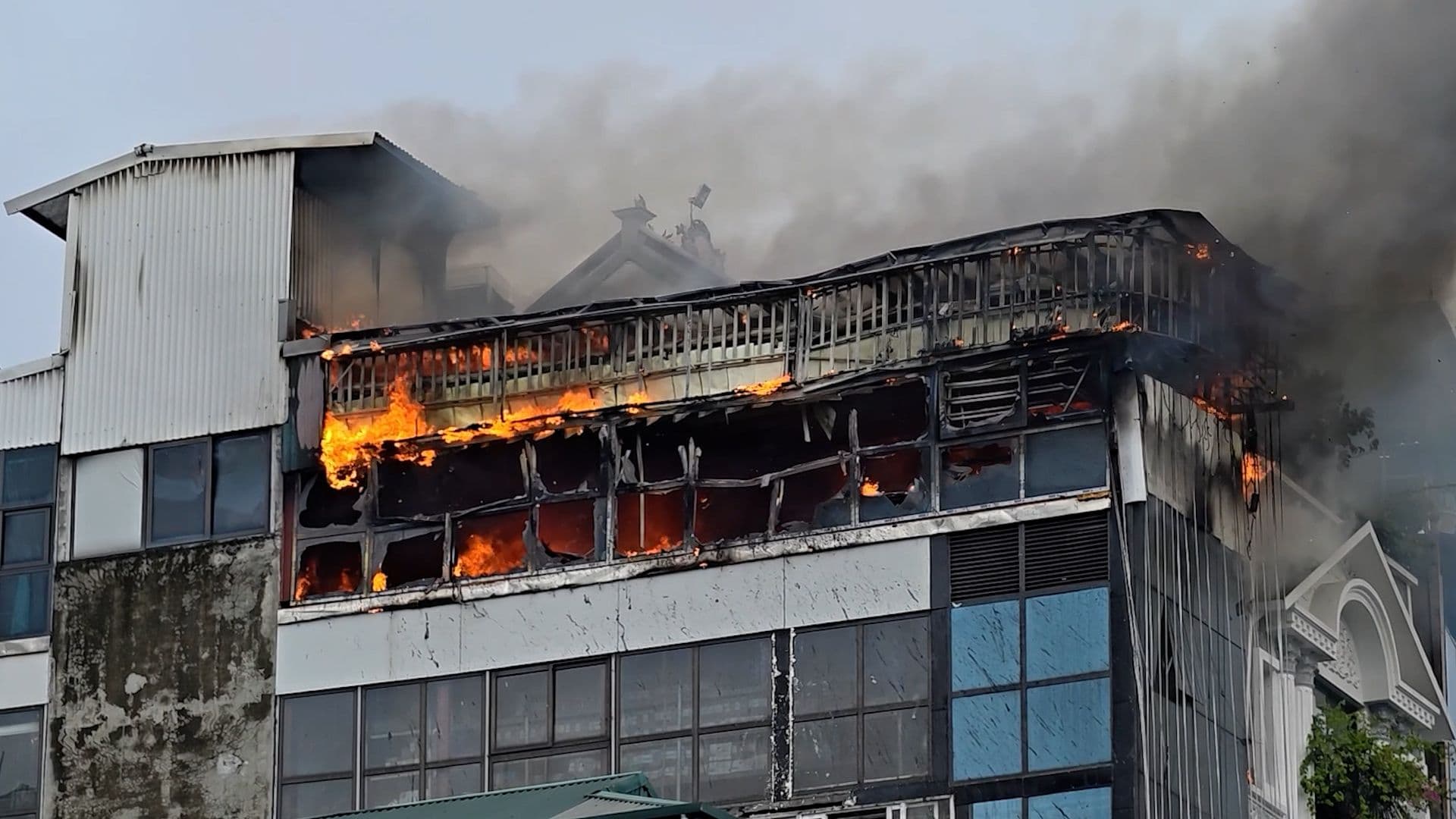 Cháy tầng tum ngôi nhà số 569 Giải Phóng với lửa và khói bốc cao