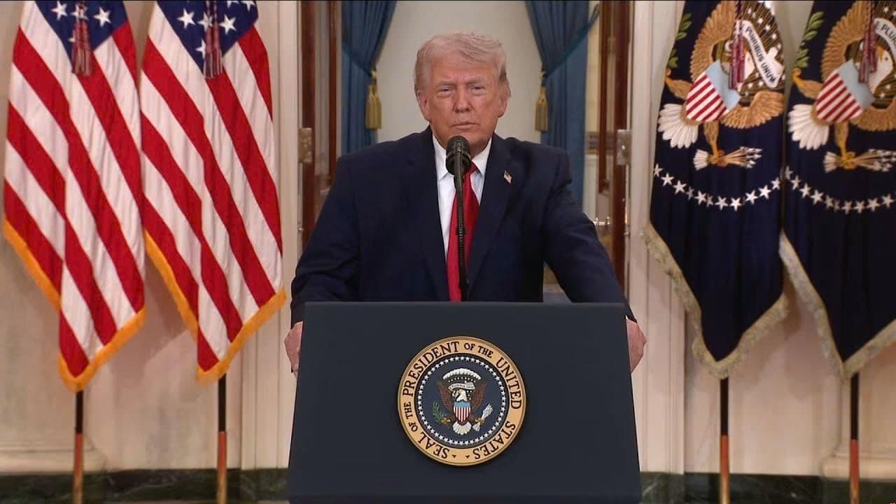 Cái nhìn từ trên cao về một khu công nghiệp hoặc cơ sở năng lượng, đại diện cho hạ tầng cần thiết cho an ninh năng lượng bền vững.