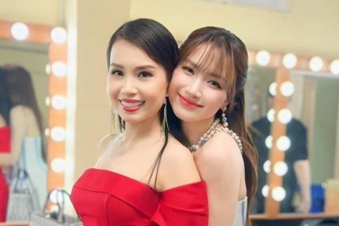 Cẩm Ly và Hòa Minzy, hai ca sĩ thể hiện ca khúc "Người Việt mình thương nhau" gây tranh cãi