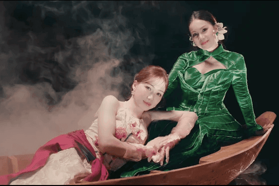 Cẩm Ly và Hòa Minzy trong MV 'Người Việt mình thương nhau' trên thuyền giữa làn khói.