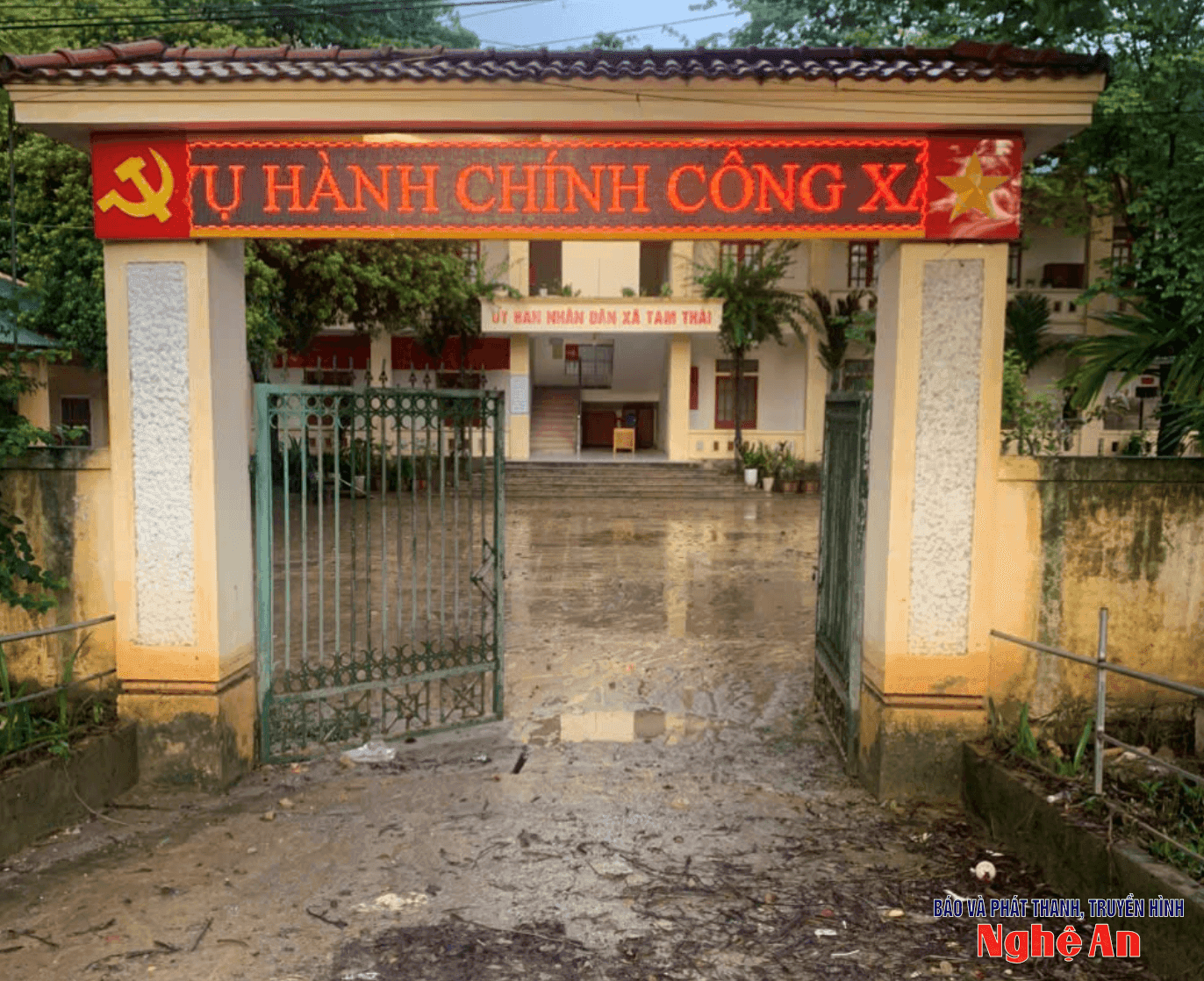 Cán bộ địa phương chủ động canh giữ trung tâm hành chính công trong mưa lớn, thể hiện sự chuẩn bị ứng phó bão.