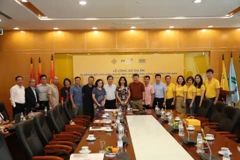 Cán bộ địa phương họp bàn về áp lực và trách nhiệm trong quá trình sáp nhập hành chính.