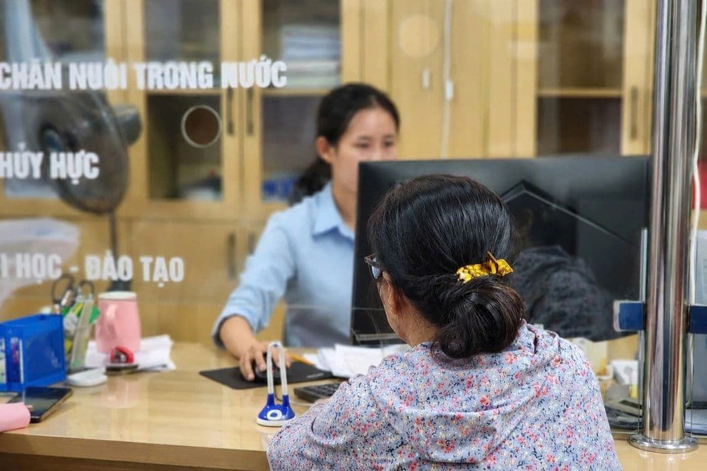 Cán bộ Bộ Nội vụ tiếp nhận và giải quyết thủ tục hành chính cho người dân, thể hiện tinh thần cải cách vì dân