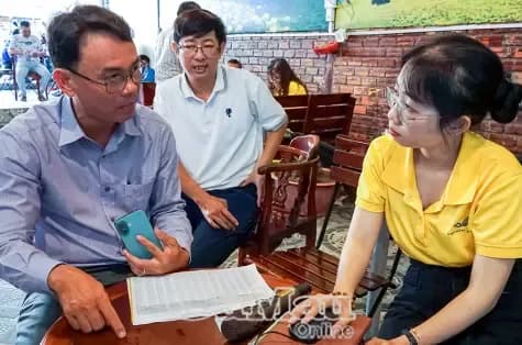 Cán bộ BHXH thảo luận về trách nhiệm và quyền lợi khi tham gia bảo hiểm xã hội