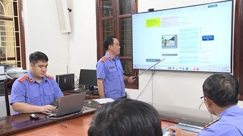 Cán bộ cơ quan chức năng đang làm việc, điều tra các sai phạm trong công tác tuyển sinh.