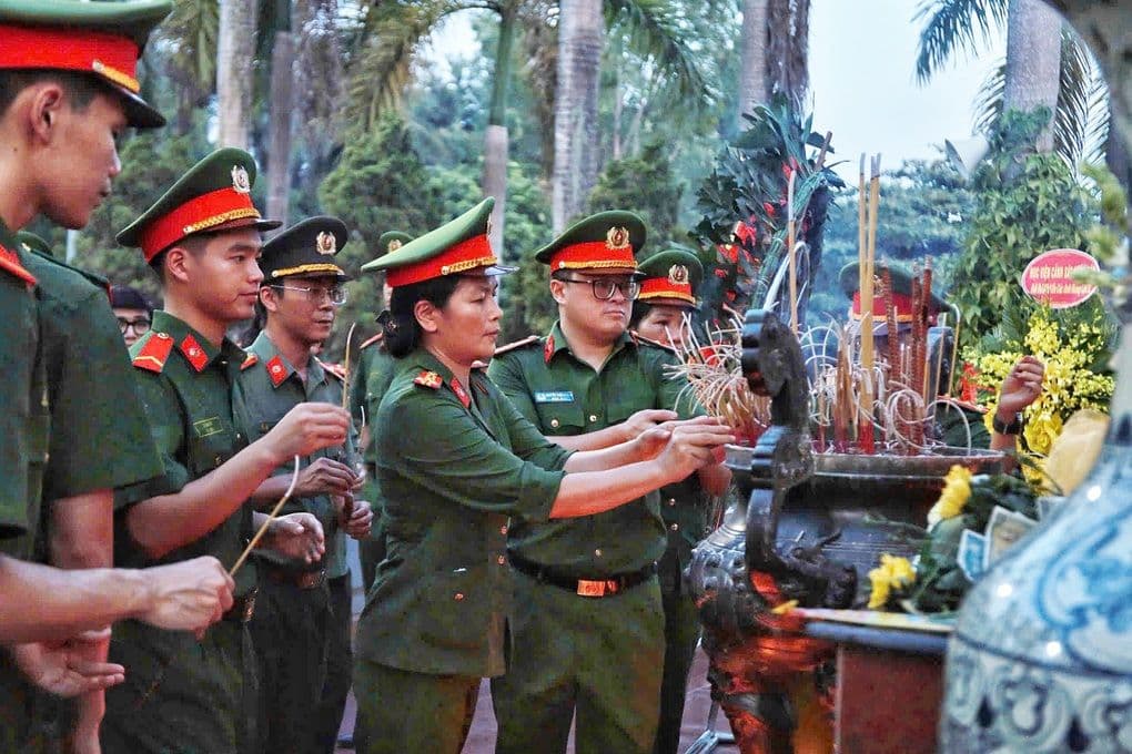 Cán bộ Cục Cảnh sát môi trường dâng hương tưởng niệm các anh hùng liệt sĩ tại Nghĩa trang Liệt sĩ Nhổn