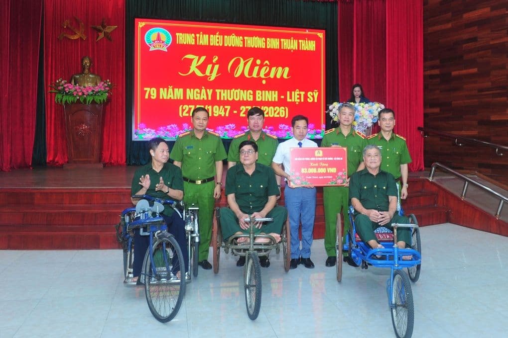 Cán bộ Cục Cảnh sát môi trường thăm hỏi, tặng quà các thương binh tại Trung tâm Điều dưỡng thương binh Thuận Thành, thể hiện lòng tri ân sâu sắc