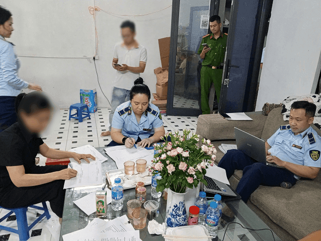 Cán bộ Cục Quản lý và Phát triển thị trường làm việc với đại diện Công ty Yến Trí Việt trong quá trình kiểm tra.