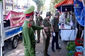 Cán bộ chức năng đang kiểm tra và giải tỏa khu vực kinh doanh, tượng trưng cho việc kiểm soát các hoạt động kinh doanh không minh bạch và gian lận hóa đơn.
