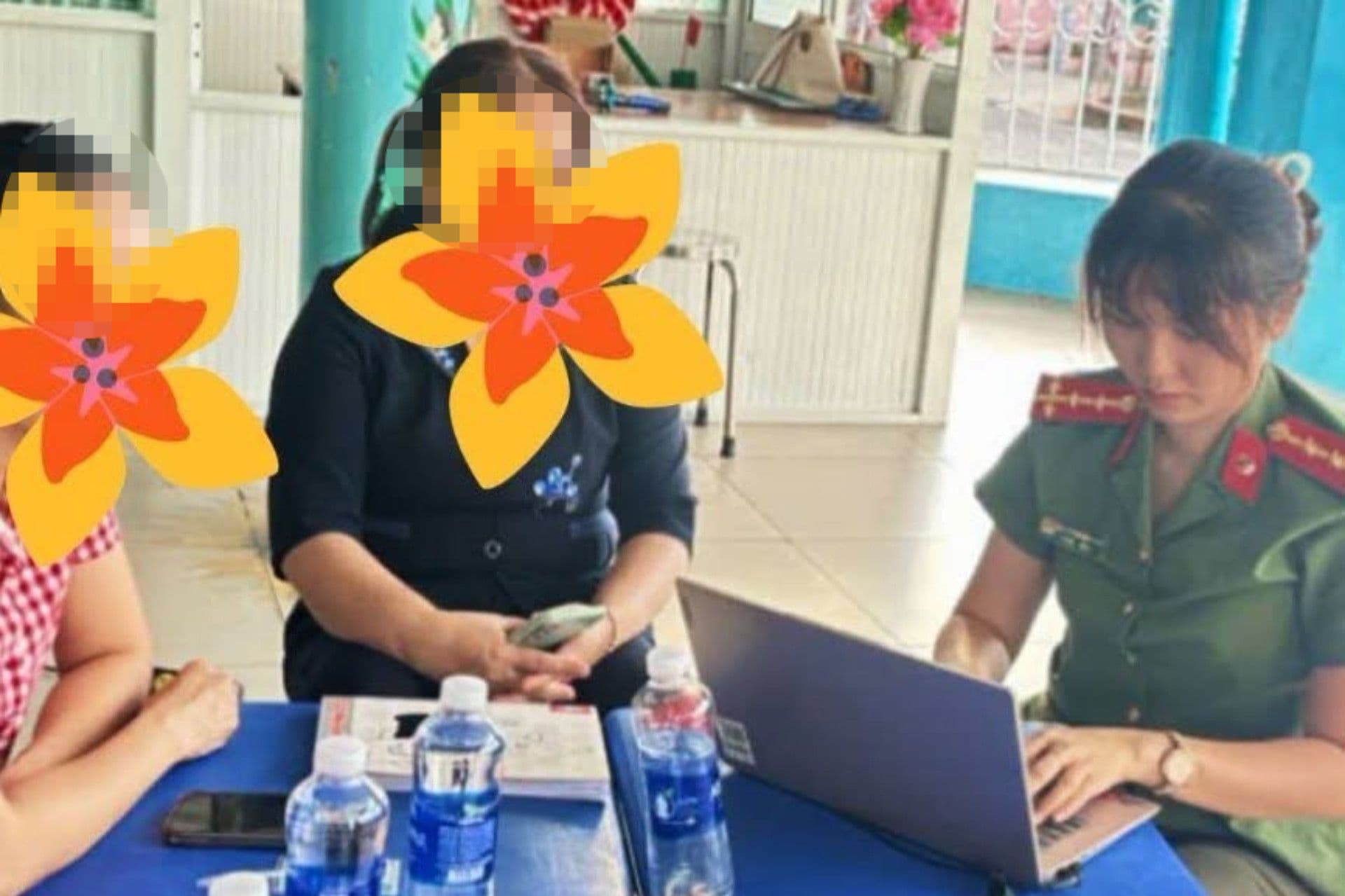 Cán bộ chức năng làm việc với những người liên quan để xác minh vụ việc sữa của trẻ mầm non bị rao bán.