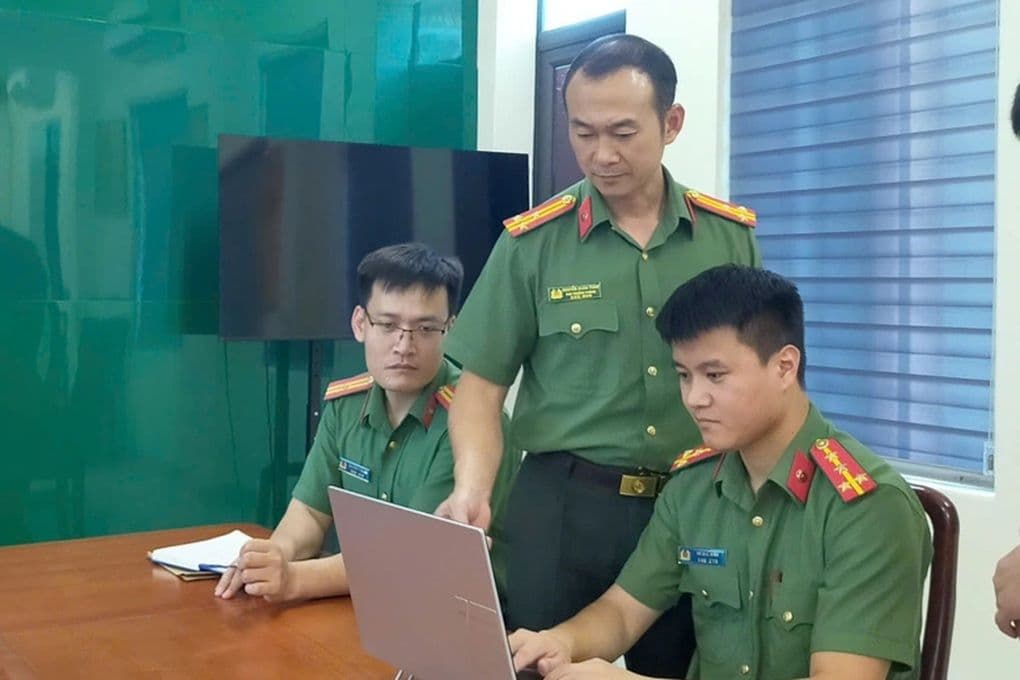 Cán bộ công an đang làm việc trên máy tính, thể hiện hành động pháp lý chống lại tội phạm deepfake.