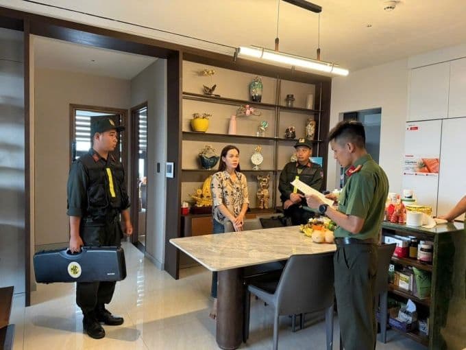 Cán bộ công an đọc lệnh khởi tố đối với bị can trong vụ án FMCPAY