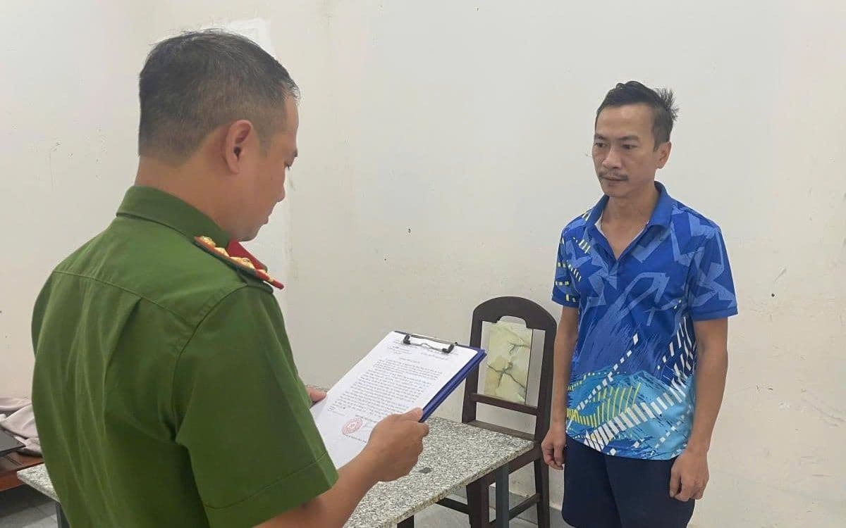 Cán bộ công an đọc quyết định khởi tố cá nhân vi phạm pháp luật