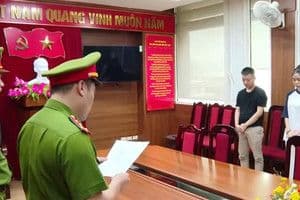 Cán bộ công an đọc quyết định xử lý, thể hiện hậu quả pháp lý của quảng cáo sai sự thật.