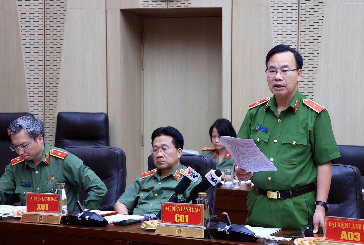 Cán bộ công an công bố thông tin về vụ án khởi tố 47 bị can tại Tổng công ty Truyền tải điện Quốc gia EVNNPT.
