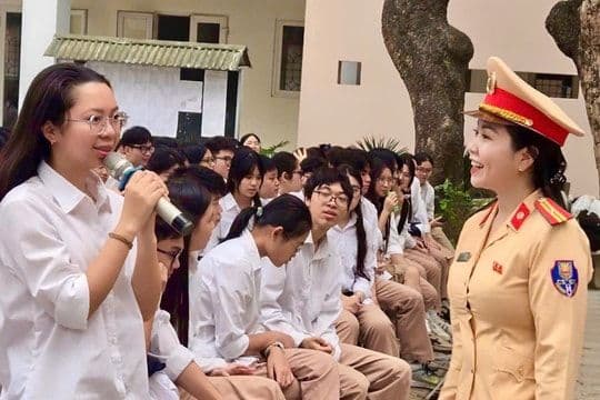 Cán bộ công an hướng dẫn an toàn giao thông cho học sinh, một hoạt động nâng cao nhận thức cộng đồng.