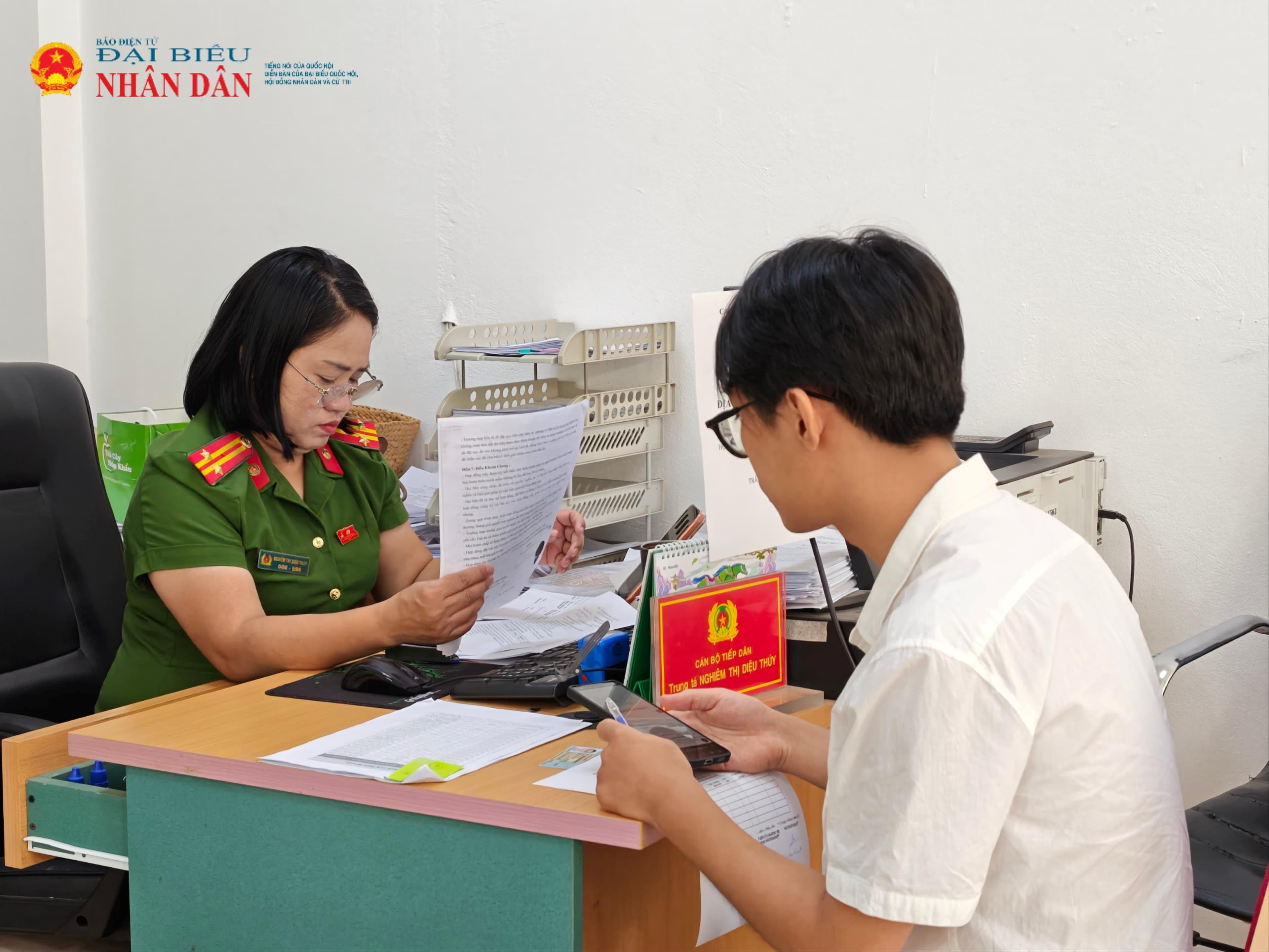 Cán bộ công an hướng dẫn công dân về các thủ tục liên quan đến định danh số.